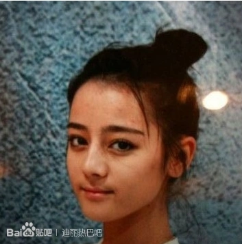 10月30日,有网友扒出迪丽热巴东北师大时期的照片,虽然镜头推进看脸上