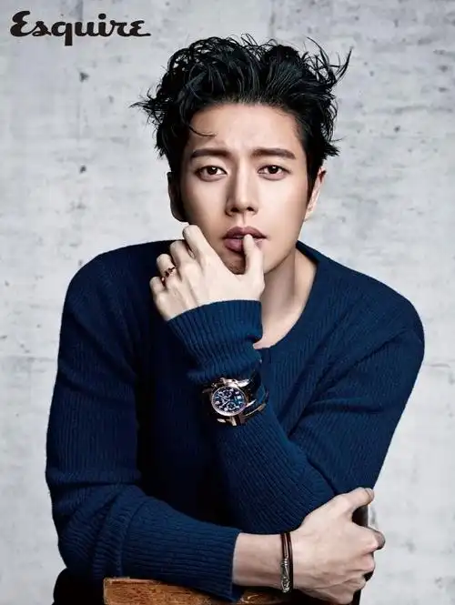 朴海镇拍时尚写真 忧郁眼神虏获女人心