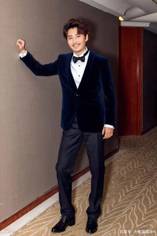 穿西装好看的中年男星,只服这10位,大叔们帅起来真没小鲜肉啥事