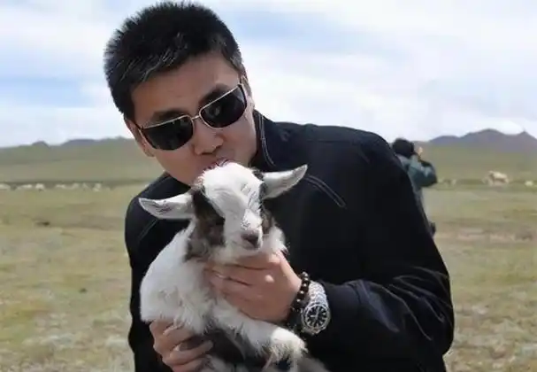 严於信:33岁主持新闻联播,撞脸宁泽涛,娶圈外美娇妻,幸福美满