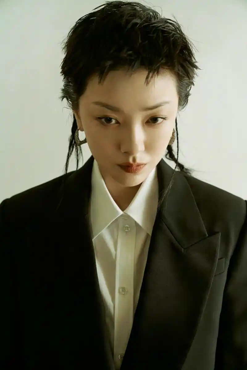 郭采洁清冷甜酷风造型:郭采洁亮相全新活动,短发小辫,个性十足,搭配一