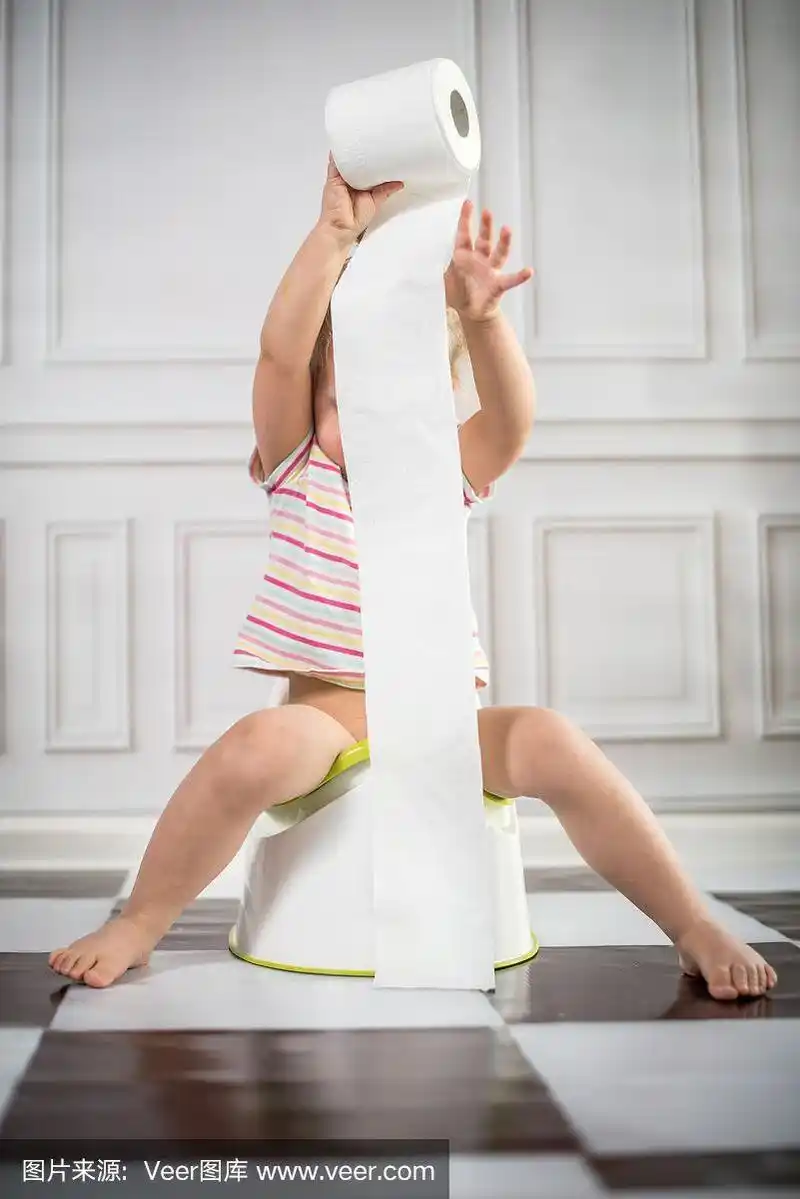 小女孩上厕所了