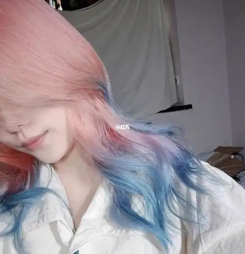 哎嘿嘿把发尾洗成蓝色的了