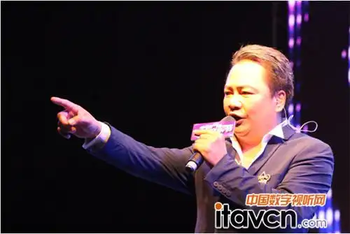 歌手袁小迪使用relacart h-31手持话筒演唱