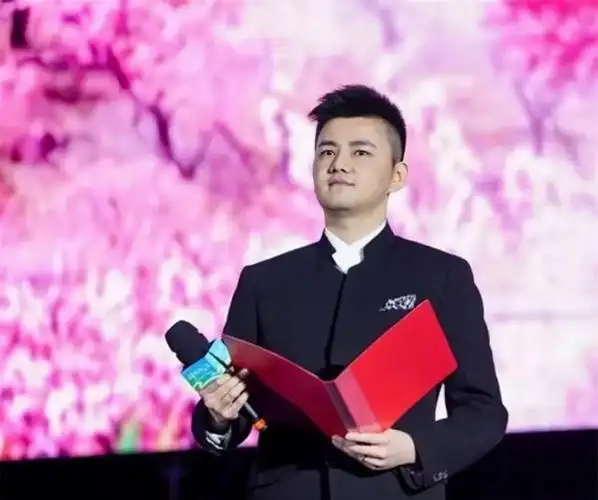 严於信:33岁主持新闻联播,撞脸宁泽涛,娶圈外美娇妻,幸福美满