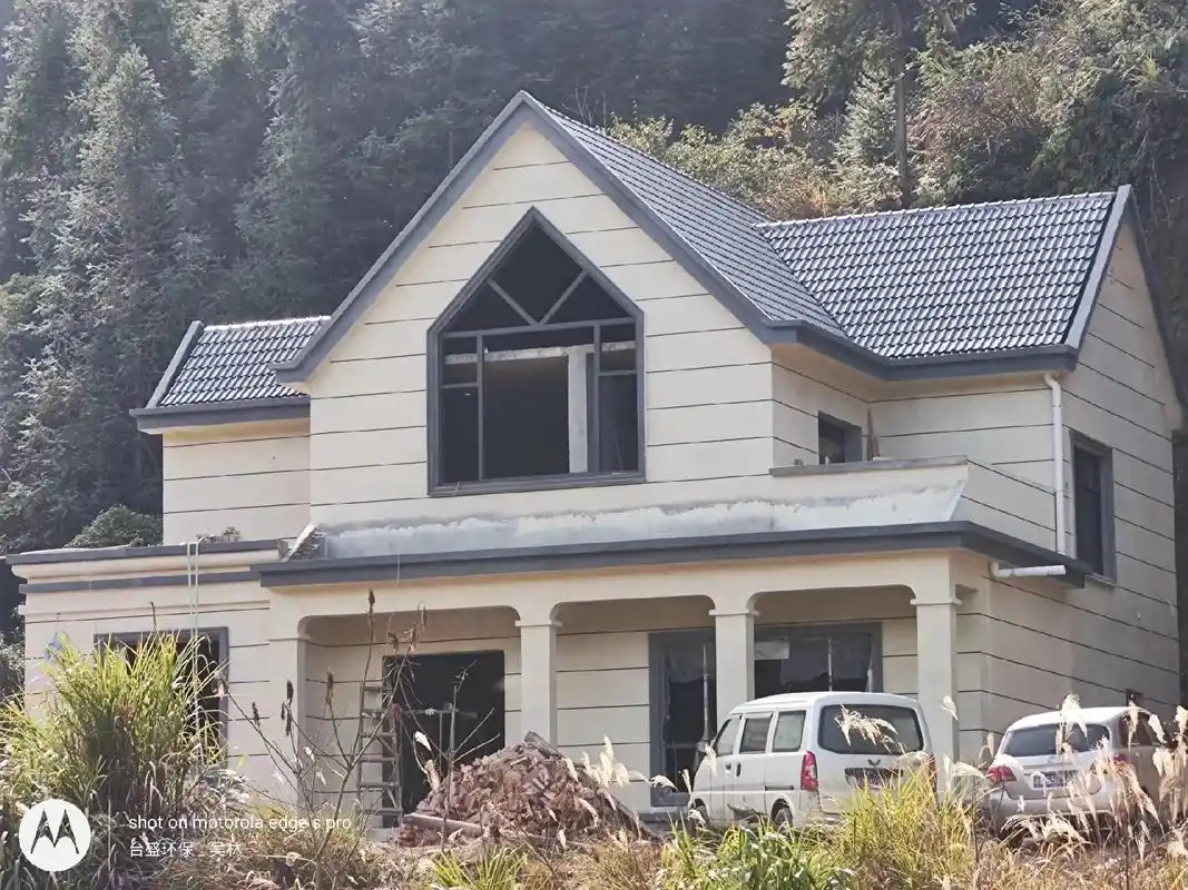 我的小房.外墙返工后的效果,第一次是直接在水泥砂浆墙上喷,但 - 抖音