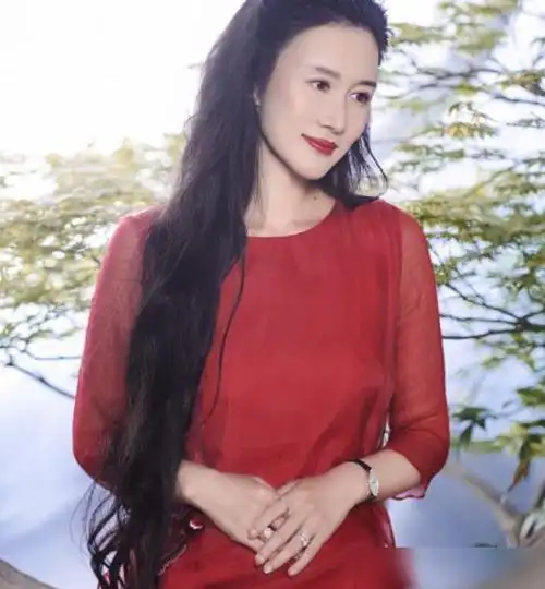 张纪中带着娇妻秀恩爱杜星霖手上戴超多钻戒两人对视太甜蜜