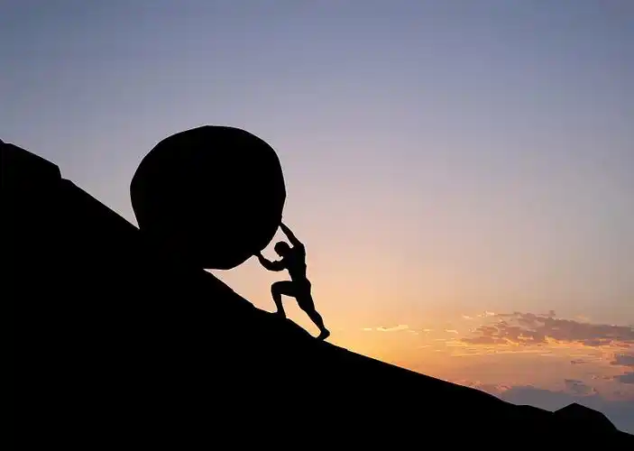 山坡上推着石头向上走的剪影,克服困难,坚持,努力图片下载