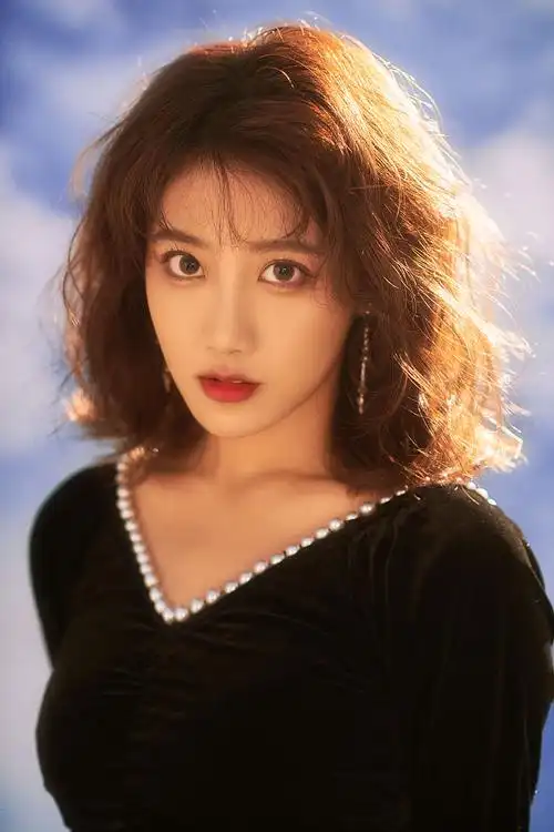 李艺彤生日写真氛围感拉满 黑裙红唇尽显复古摩登