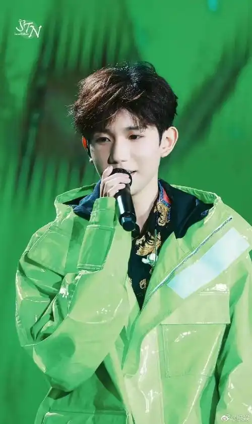 王源 歌手梦想十年大片##王源#王源身穿一袭绿色滑面外套,明亮的皮革