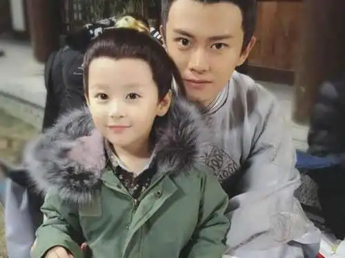 有种"惊艳"任嘉伦儿子,6岁近照曝光,忍不住想抱回家