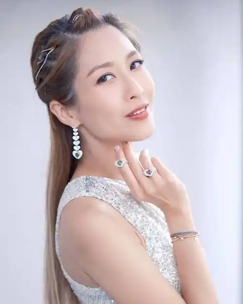 tvb陈敏之,陈山聪担任内地超级盛典主持,前者美人鱼装惊艳会场_工作