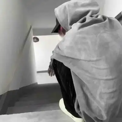 暗色系低调高冷孤独感男生头像 慵懒冷漠真人颓废风背影头像图集_男生