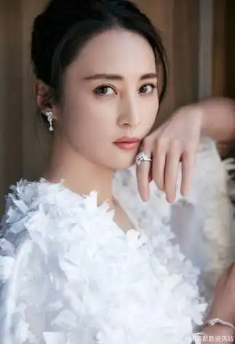 蒋勤勤白羽黑裙红毯造型##蒋勤勤东方美人