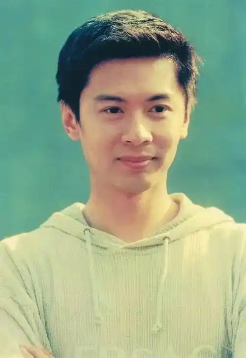 他是富二代明星,拥有300亿家产,事业巅峰时却出家当和尚,成为一代高僧