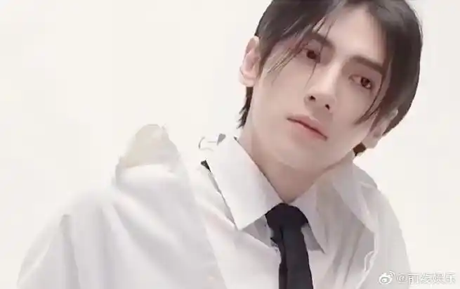 漫画脸##罗云熙撕漫男主#罗云熙最新芭莎杂志拍摄,白色衬衫黑色领带