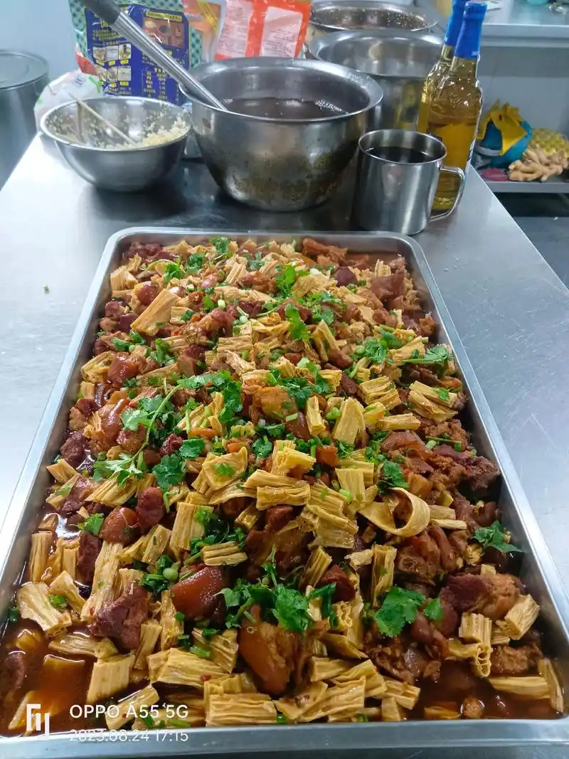 分享真实工地食堂大锅菜喜欢评论区言.#上热门 @上热门话题� - 抖