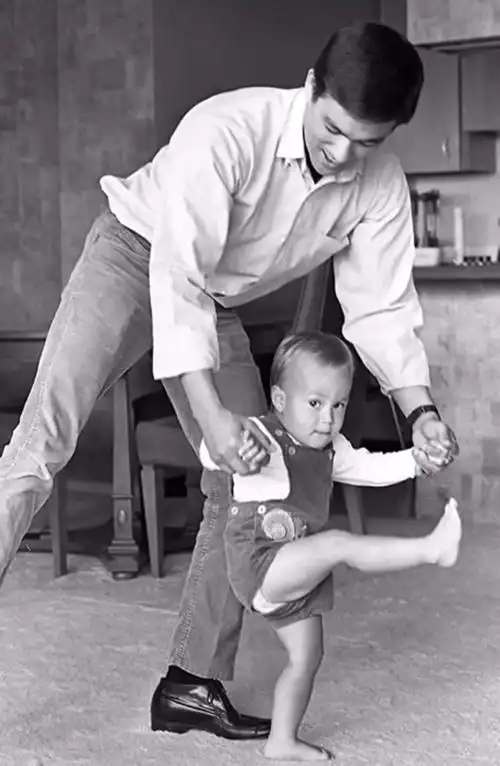 李香凝晒旧照悼念,哥哥和父亲均英年早逝_李国豪_丈夫_动作