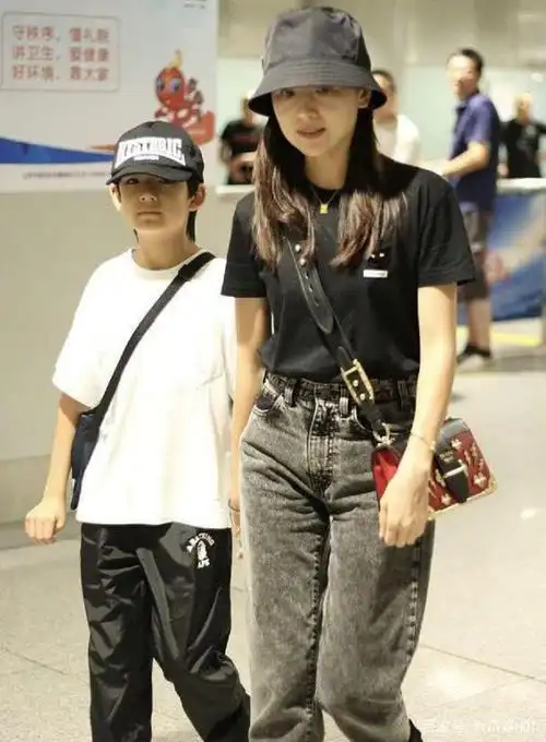 46岁王大治携妻女买房满脸胡茬肚腩突出素人妻子穿30元上衣