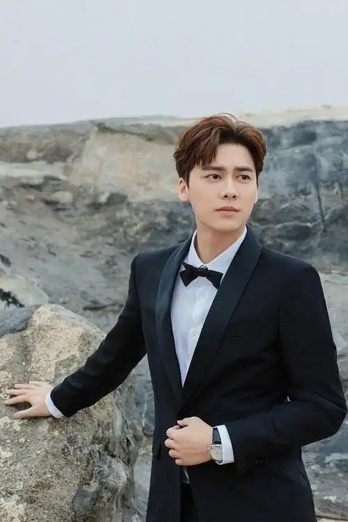 李易峰亮相2021金鸡奖闭幕式穿黑色西服套装高大绅士