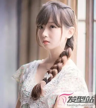 侧编发麻花辫的发型甜美大方淑女范十足
