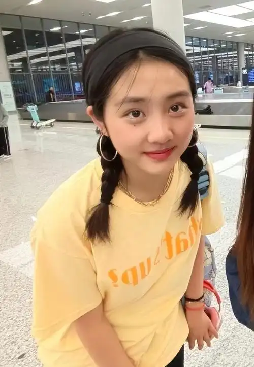 8月10日晚,有网友晒出了在机场偶遇黄磊女儿黄多多的照片,大赞她的脸