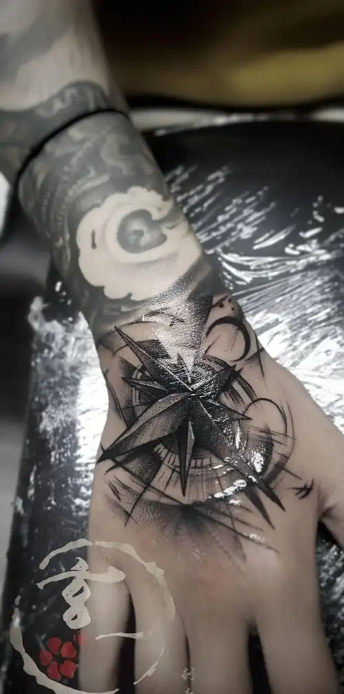 手背指南针一枚纹身图片_手部点刺纹身图案