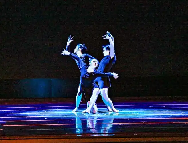 三人舞也是微妙惟肖.