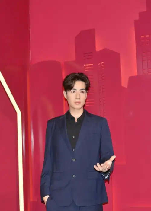 从3月26日起,让我们一起迎接胡一天蜡像的上海首秀,在中国时尚新