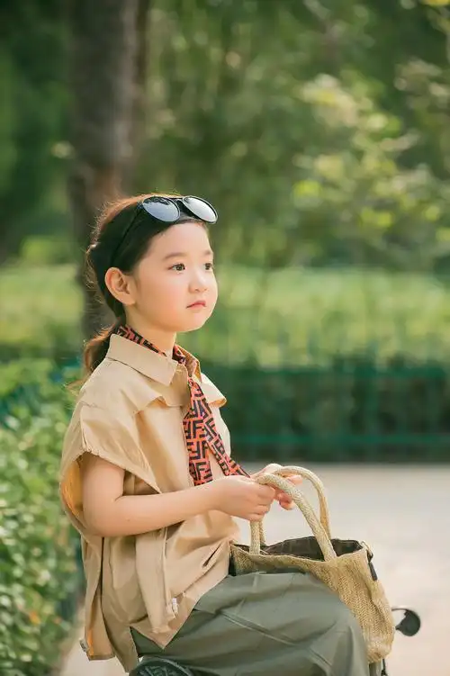 2022新款儿童外景主题写真服装影楼女童室外模卡拍摄艺术照造型服