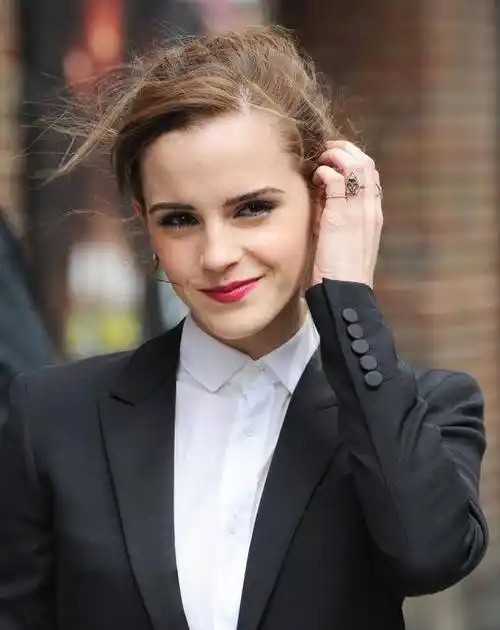 穿西装的艾玛沃特森,果然是气质甜美,形象唯美,举止优美_魅力_因为_小