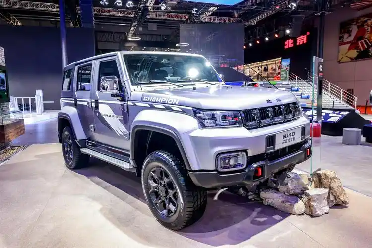 国产越野车bj40环塔冠军版,发动机扭矩380n·m,配8at变速箱