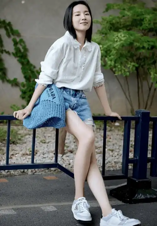 44岁董洁罕见晒美照,全身奢侈品显奢华,穿超短裤秀一米八大长腿