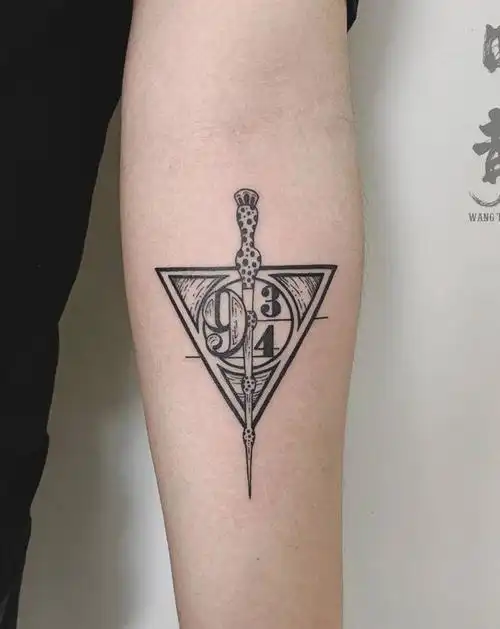 哈利波特标志纹身图片_手臂几何哈利波特几何数字纹身图案