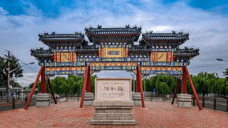 但颐和园的正门却是东宫门,朝向东.