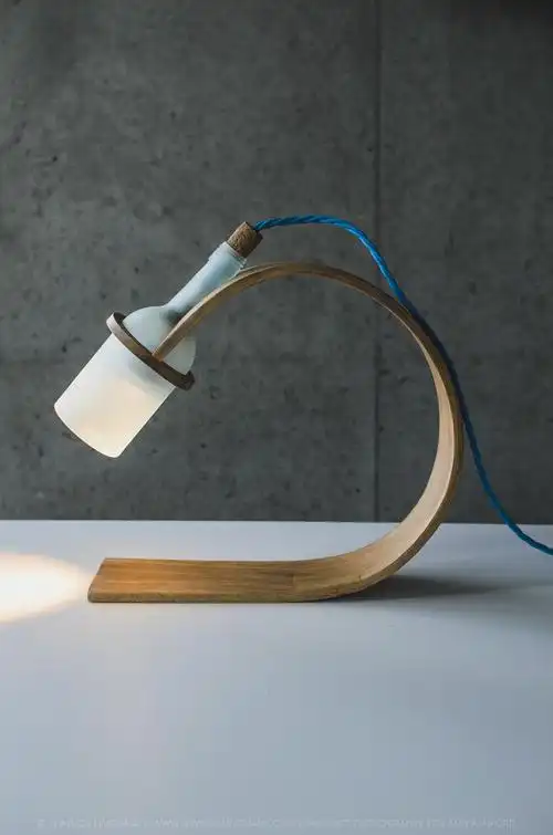 由英国工业设计师max ashford设计quercus创意环保台灯.