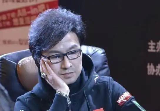 谁说汪峰离不开眼镜当他把眼镜摘掉后网友帅出新高度