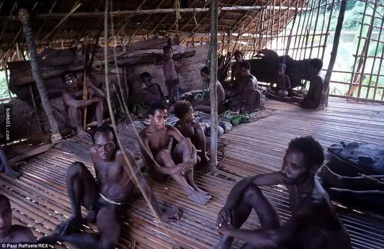 他们就是「依然还有吃人肉习俗」的原始部落,隐密生活直到1970年才