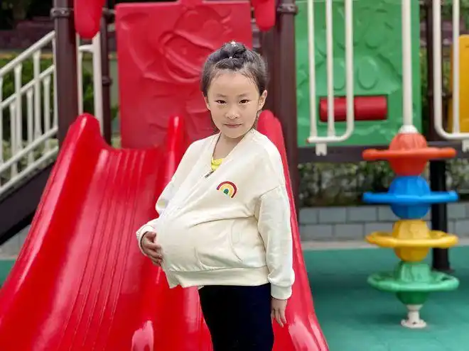 感恩母亲!临安一群萌娃挺个"大肚子"体验当"孕妈"