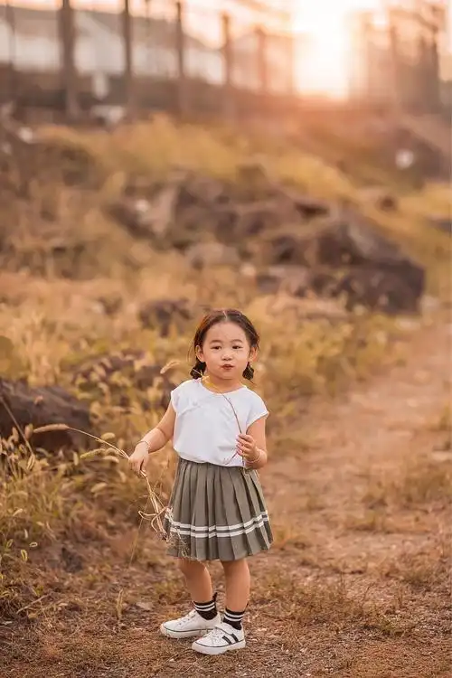 手可摘彩虹的儿童摄影作品《ins》