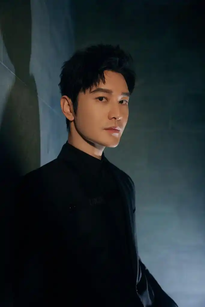 黄晓明发布西装造型格调写真气质冷御雅致似贵公子