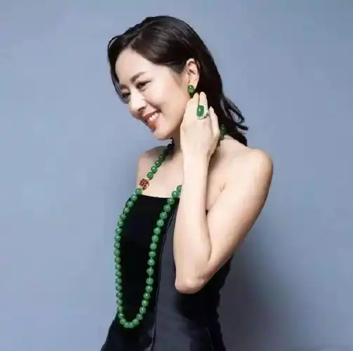 2019年末翡翠圈压轴巨献极品翡翠珠链以7358万港币天价成交