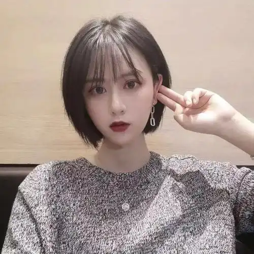 少女感也更为强烈,适合在校的同学,刘海部分可以剪不规则的狗啃刘海
