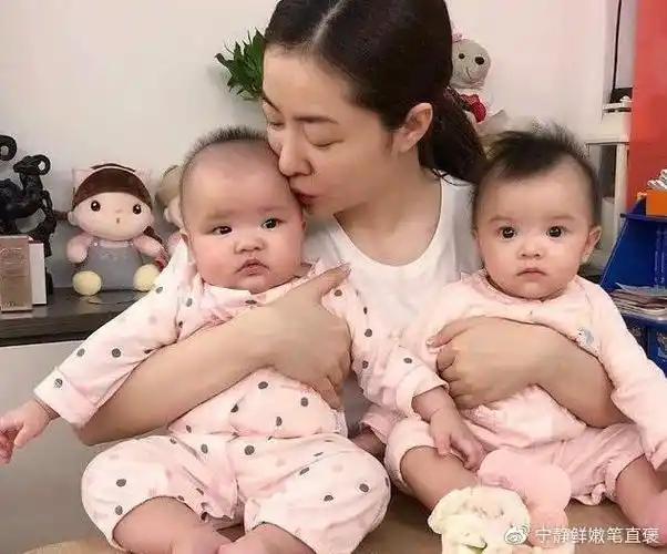 熊黛林的双胞胎女儿一个像妈一个像爸网友没对比就没伤害啊