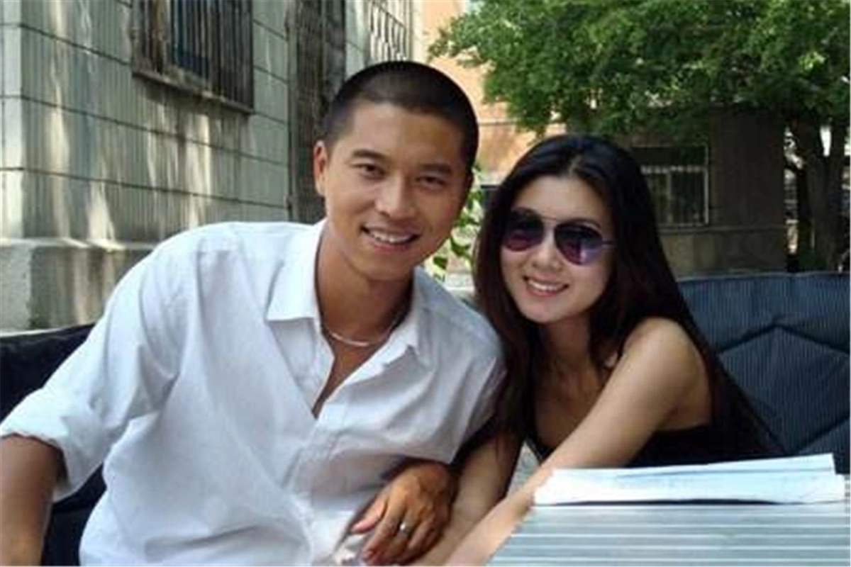 王雷和妻子李小萌,二人恩爱相守14年,一家三口童年照如复制粘贴_手机