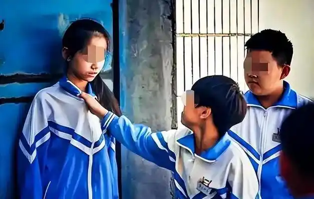 云南小学生被7名同学霸凌母亲笑着不说话背地把他们整惨