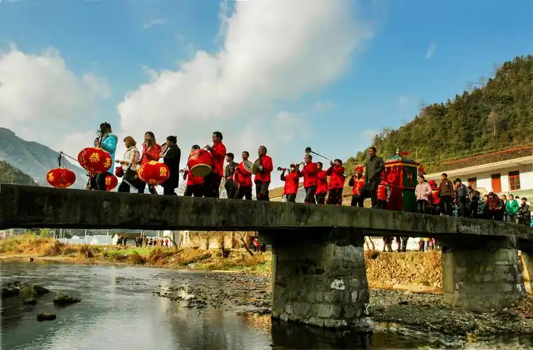 送亲送到小桥头