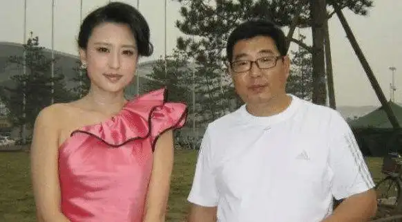 央视美女主持人张蕾一直单身毕姥爷给她介绍了50岁的富豪结果却成了