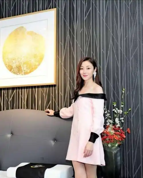 万绮雯真会扮美,一袭黑色薄纱公主裙配小鹿头饰,50岁美成18_连衣裙