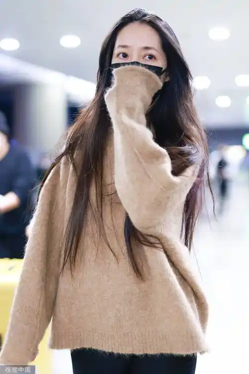 郭碧婷燕麦色毛衣温暖慵懒 温柔女神气质满分